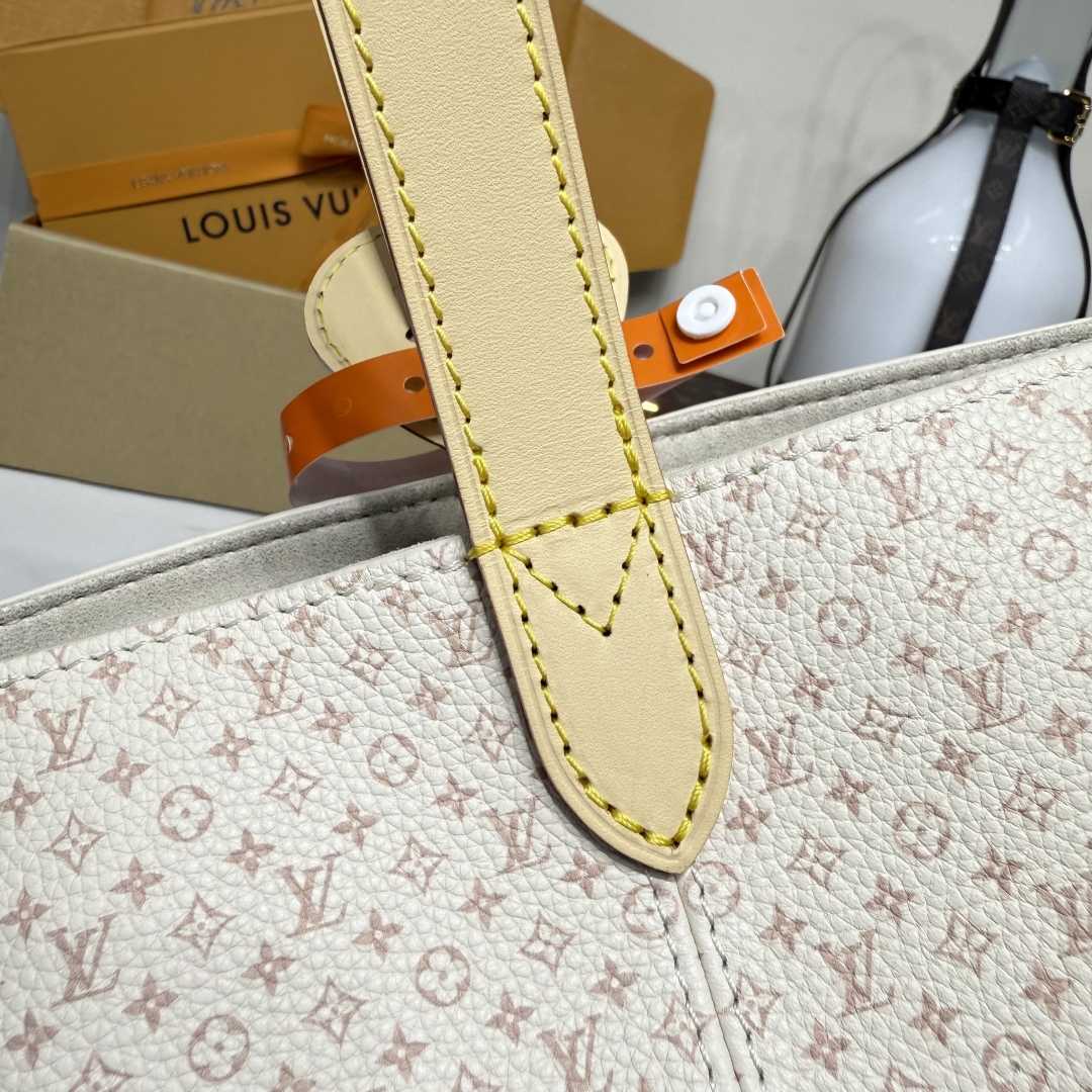 Louis Vuitton All In BB   M15130 - DopestKickz