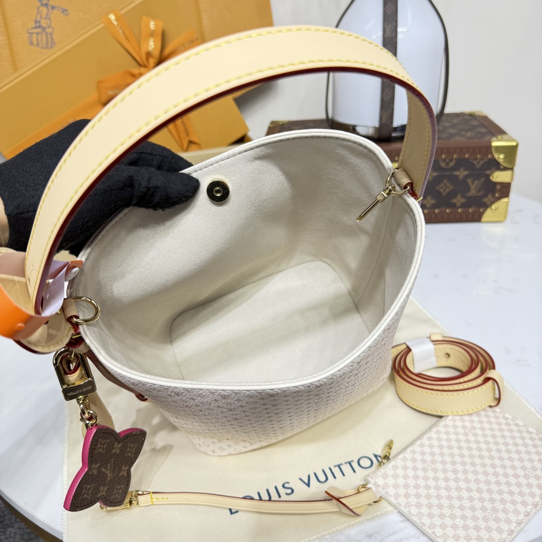 Louis Vuitton All In BB   M15130 - DopestKickz