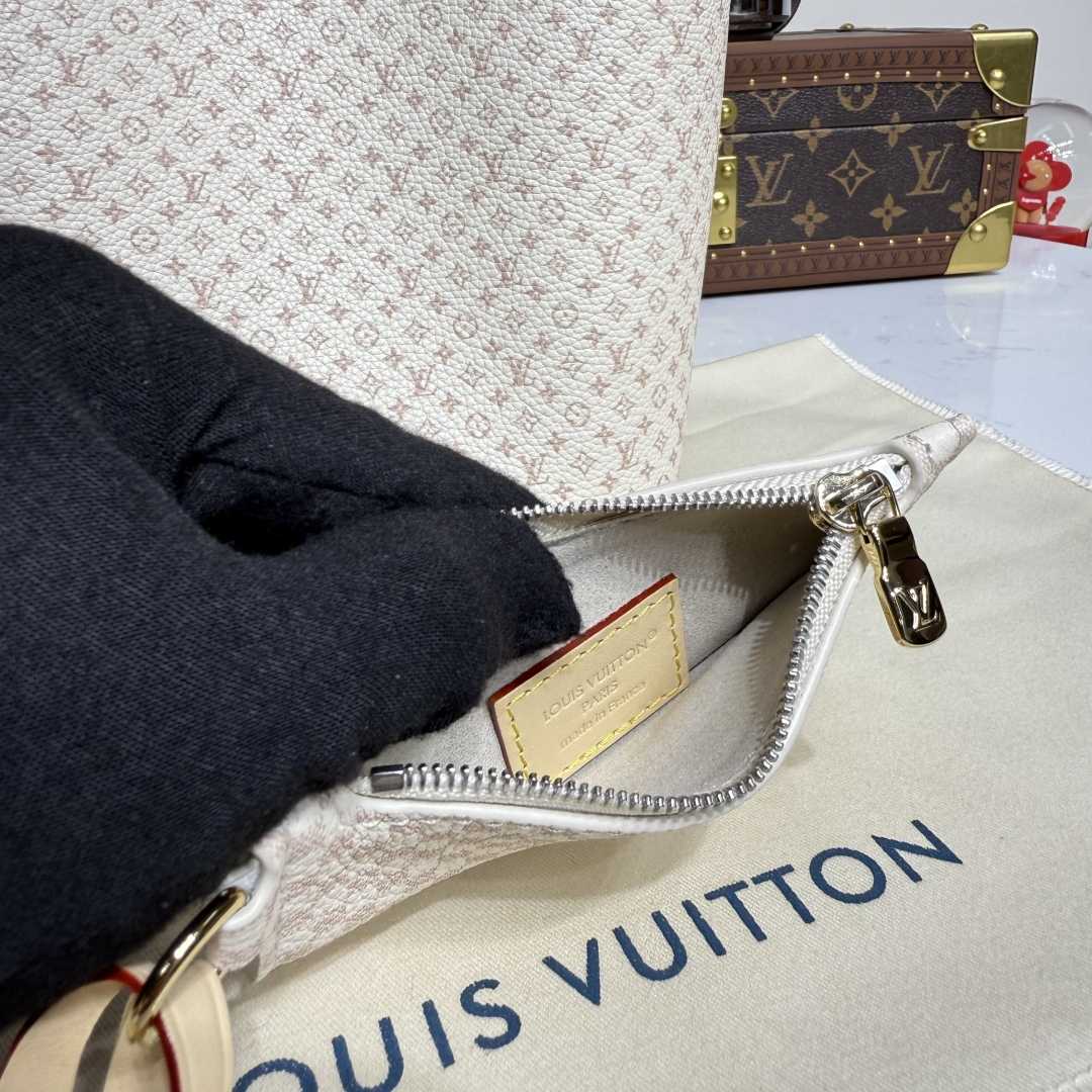 Louis Vuitton All In BB   M15130 - DopestKickz