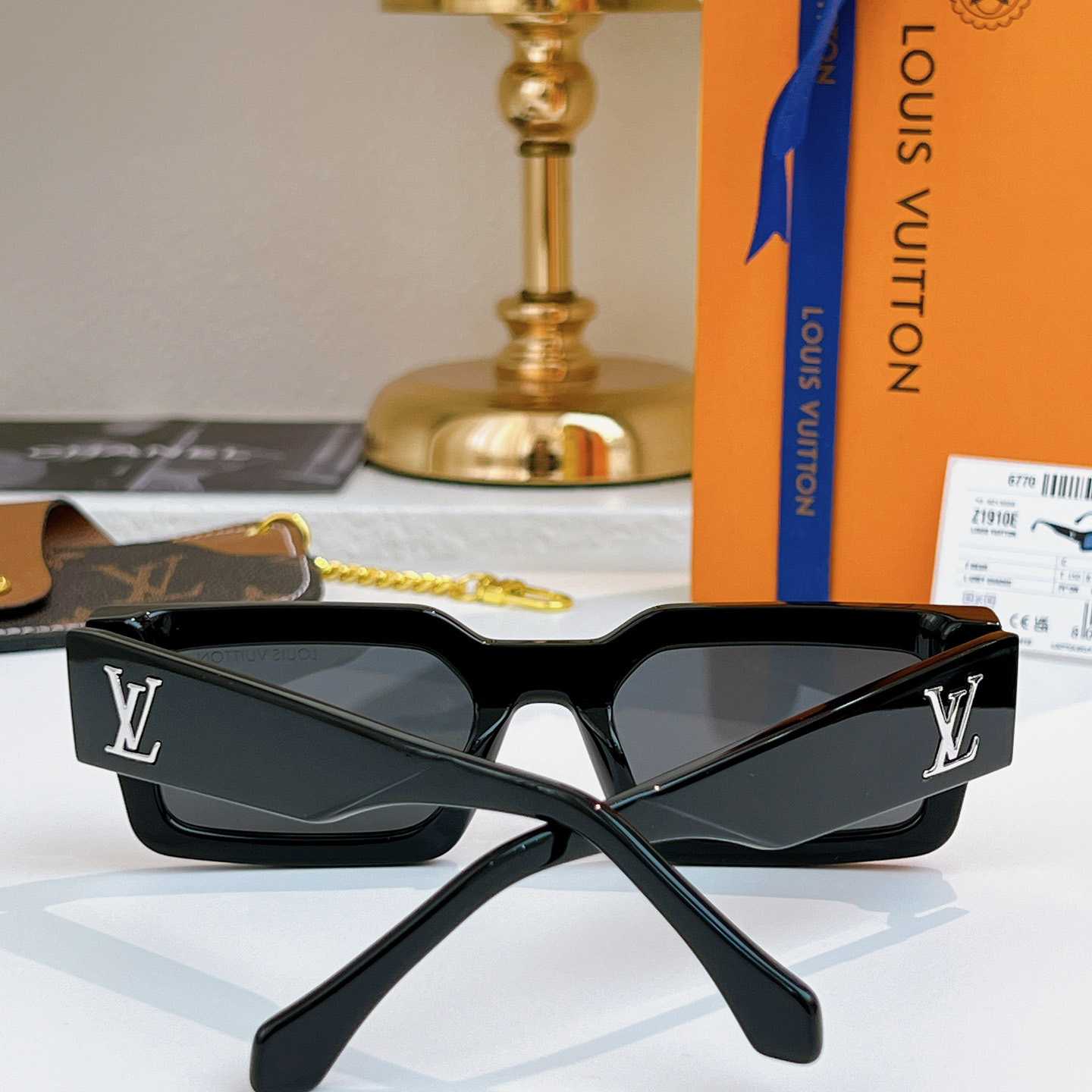 Louis Vuitton LV Clash Low Square Sunglasses   Z2864E - DopestKickz