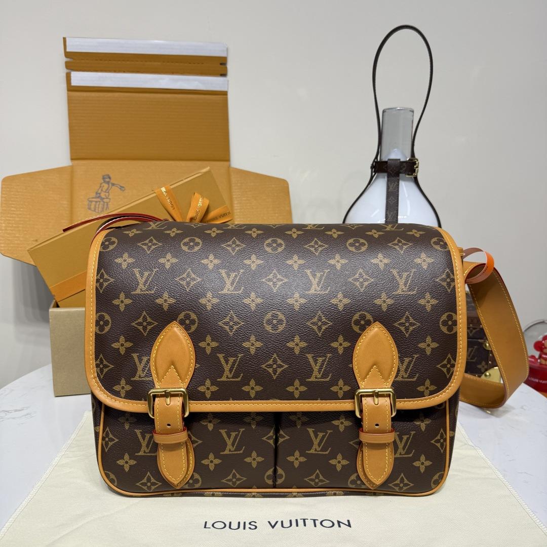 Louis Vuitton Satchel Messenger   M14723 - DopestKickz