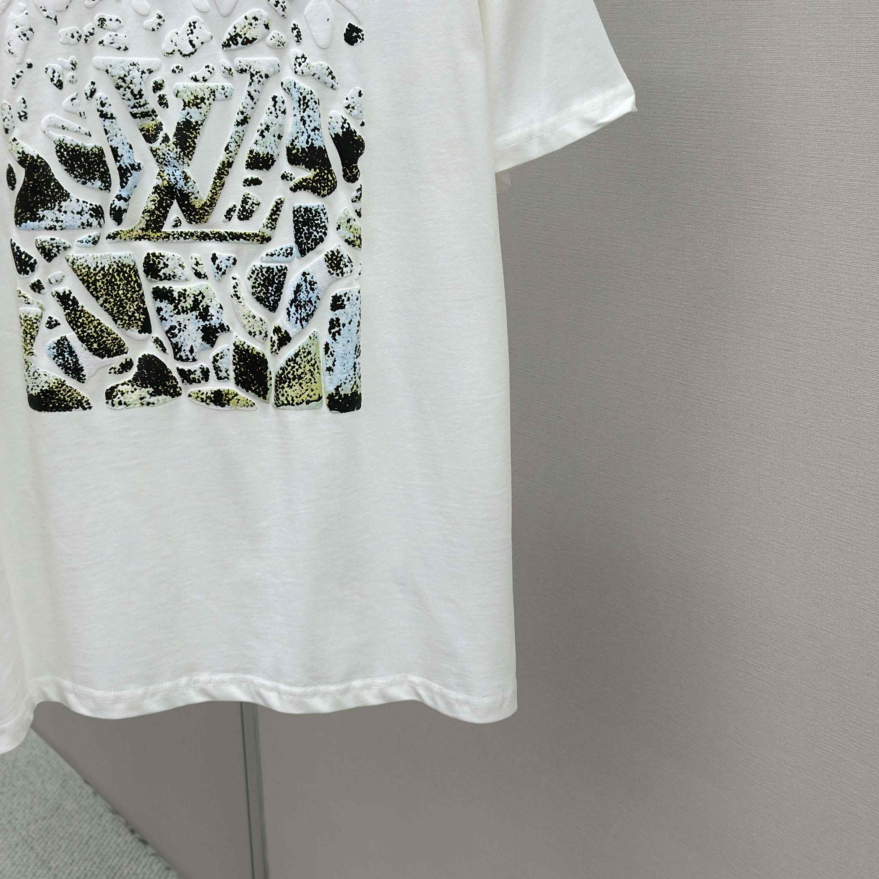 Louis Vuitton Monogram Short-Sleeved Crewneck   1AIJZT - DopestKickz