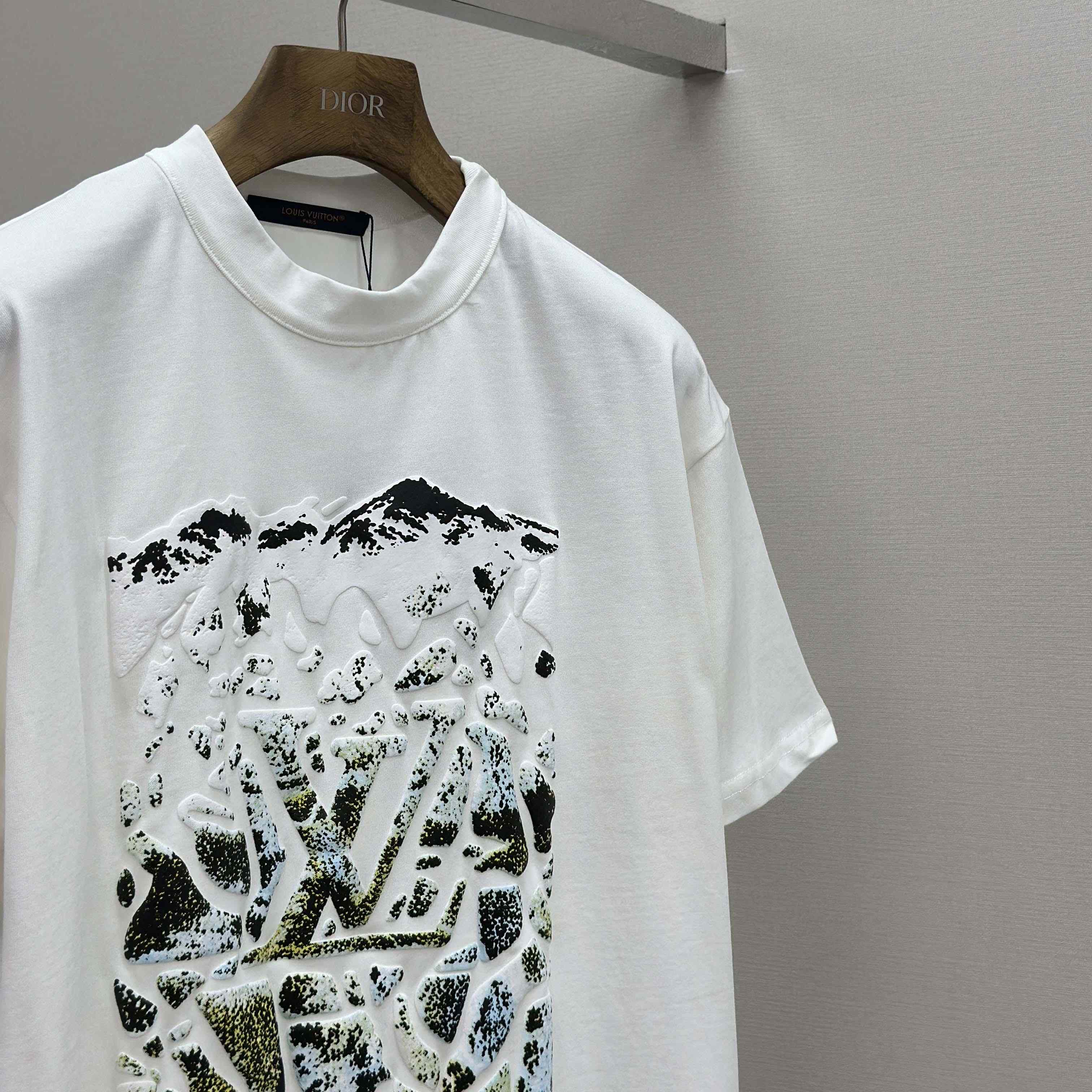 Louis Vuitton Monogram Short-Sleeved Crewneck   1AIJZT - DopestKickz