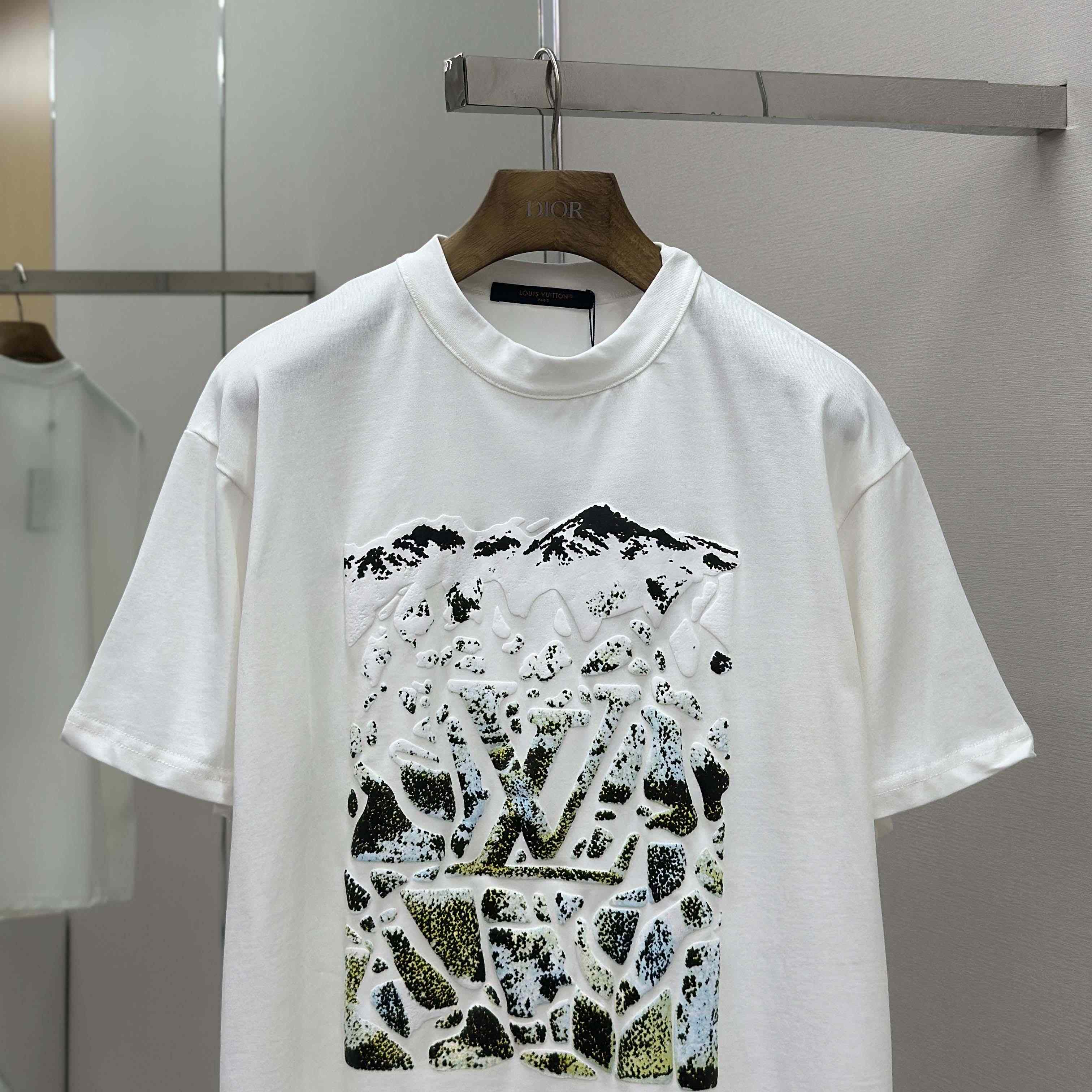 Louis Vuitton Monogram Short-Sleeved Crewneck   1AIJZT - DopestKickz