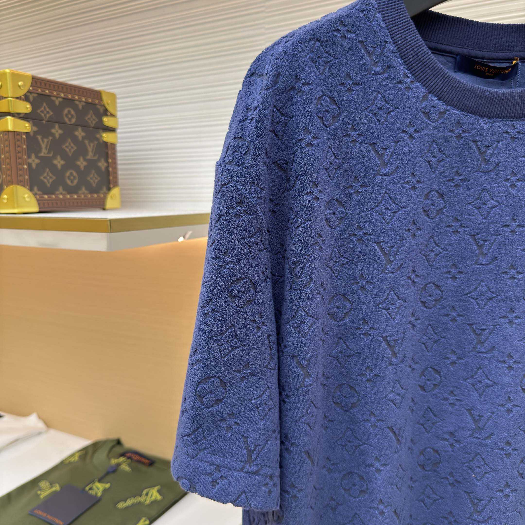 Louis Vuitton Monogram Fil Coupe T-shirt    1AIWEZ - DopestKickz