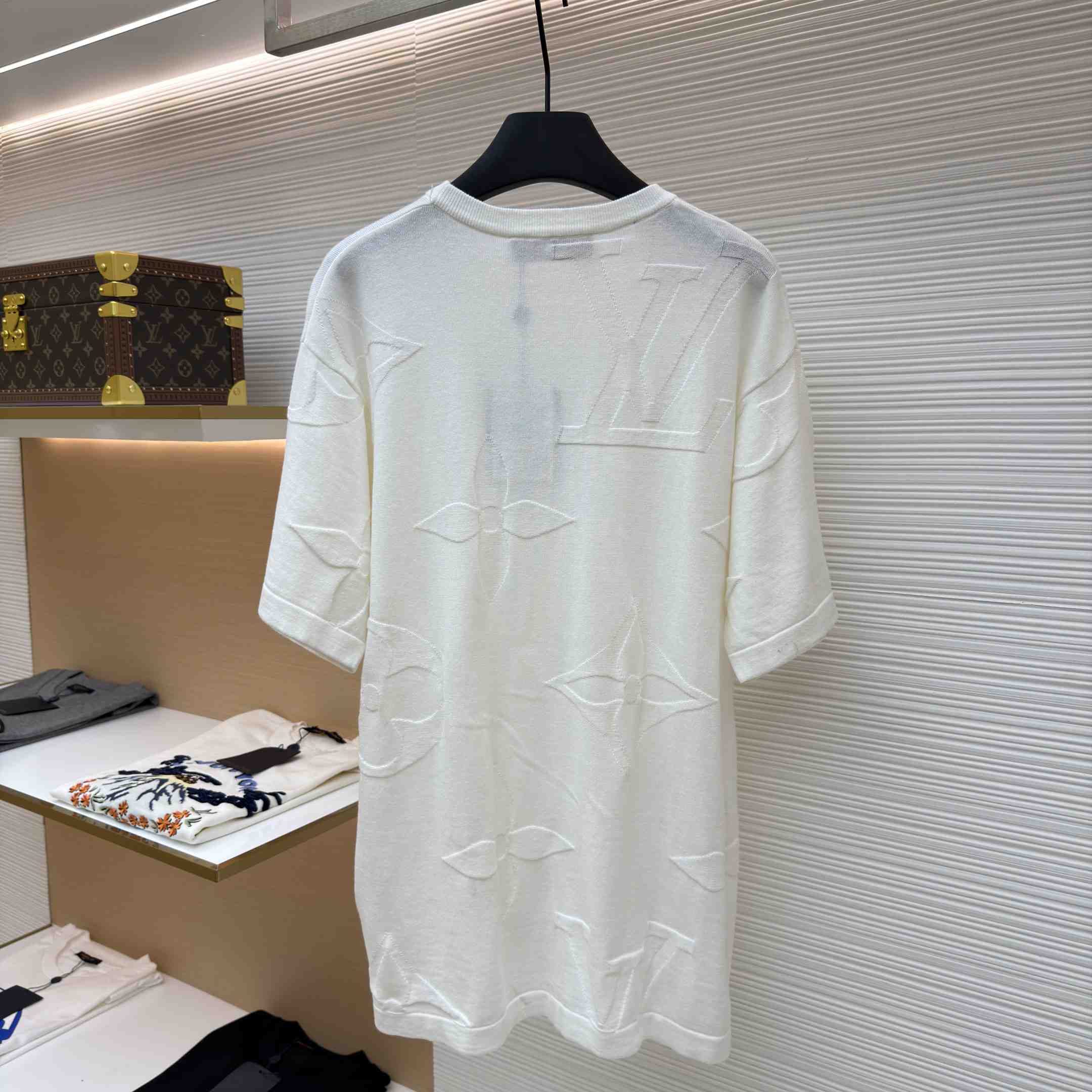 Louis Vuitton Monogram Short-Sleeved Cotton Crewneck   1AIWFR - DopestKickz