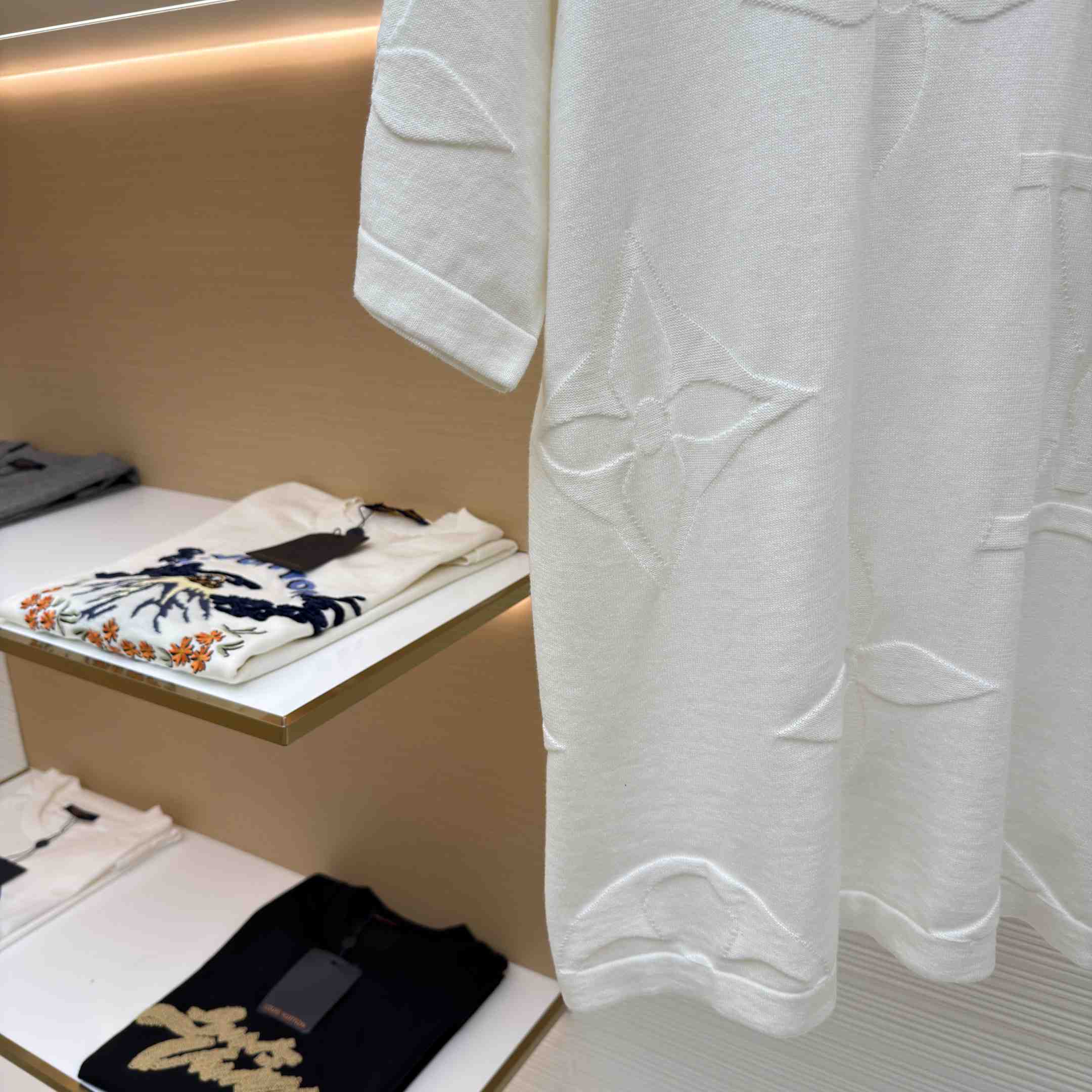 Louis Vuitton Monogram Short-Sleeved Cotton Crewneck   1AIWFR - DopestKickz