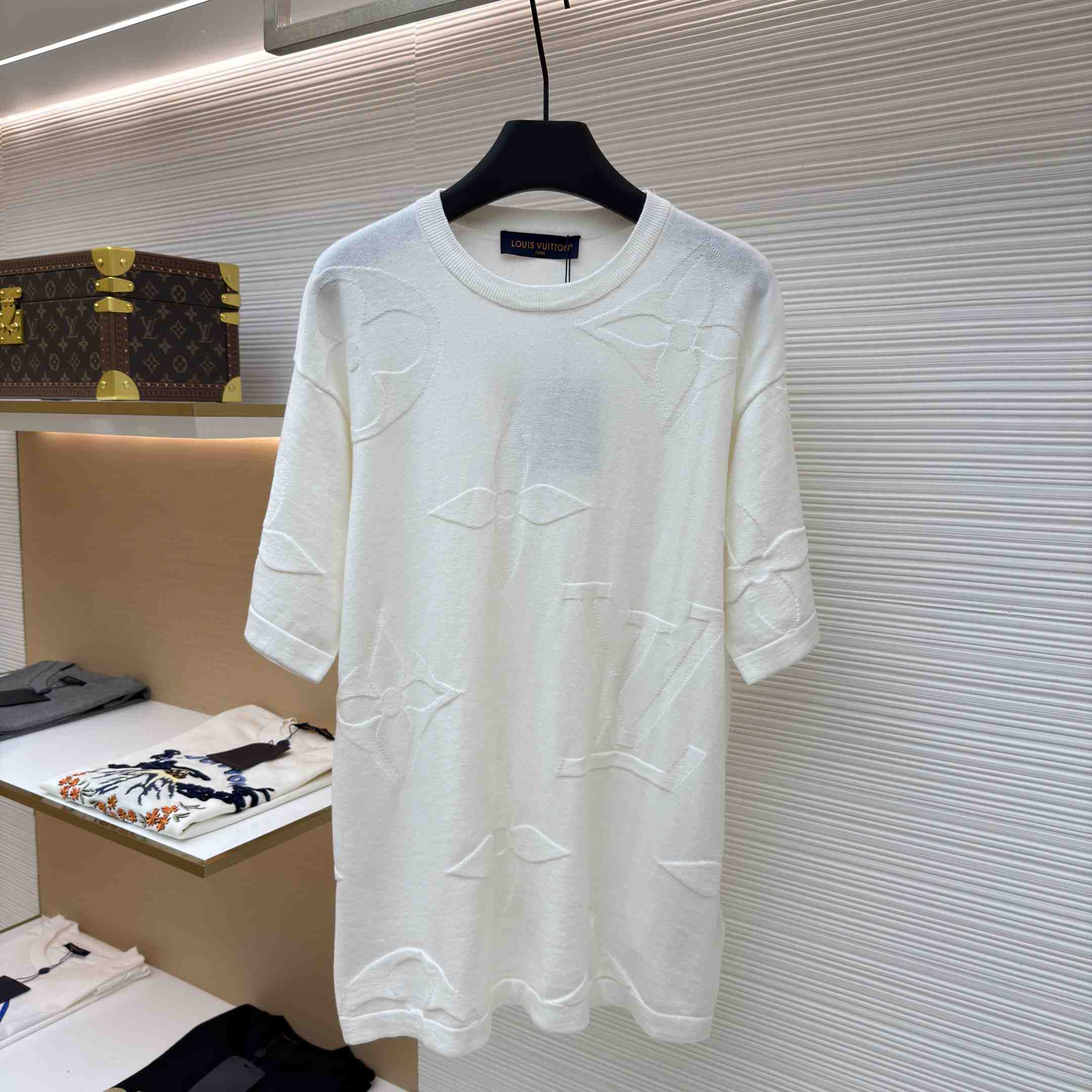 Louis Vuitton Monogram Short-Sleeved Cotton Crewneck   1AIWFR - DopestKickz