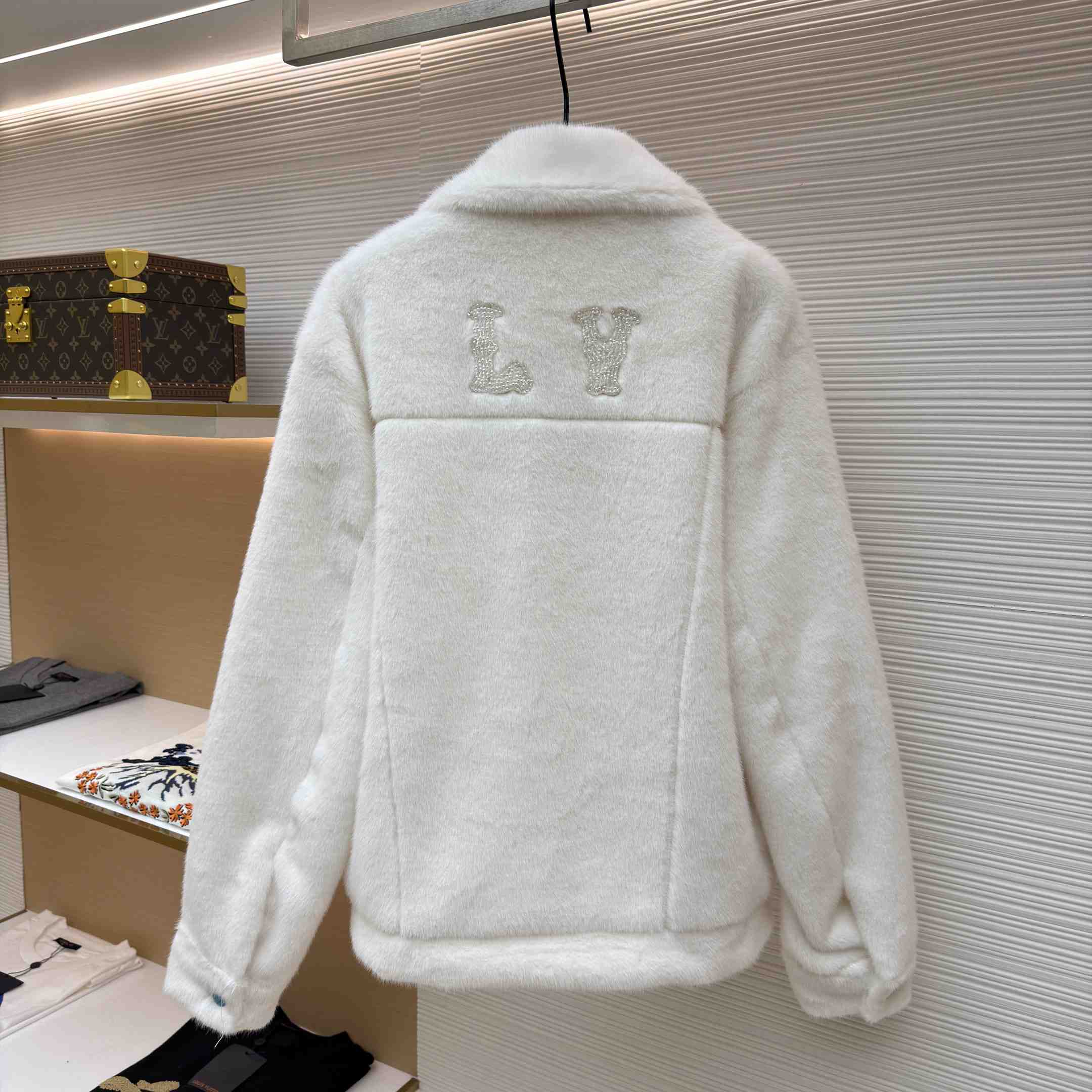 Louis Vuitton Mink Trucker Jacket   1AFXB6 - DopestKickz