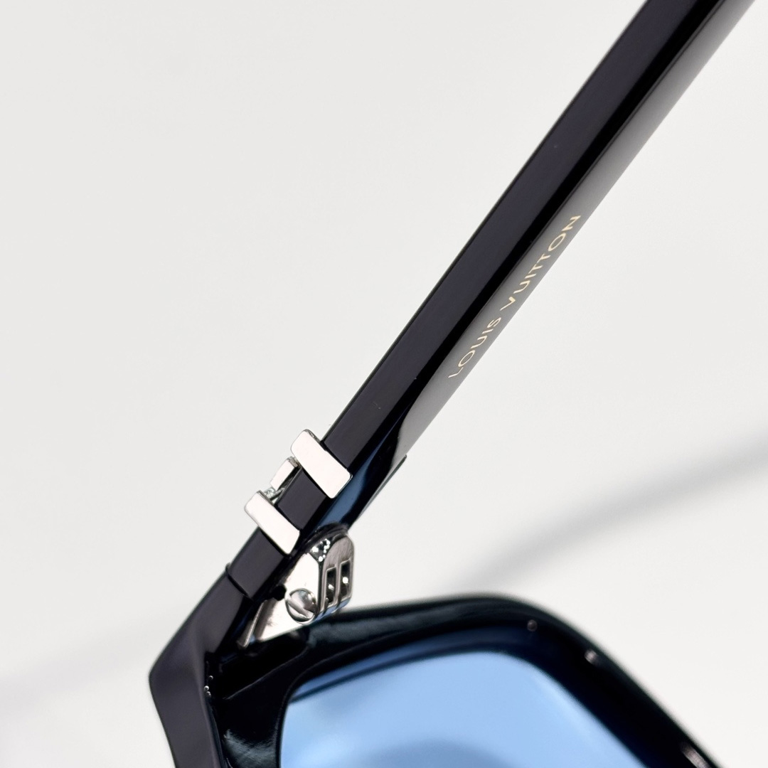 Louis Vuitton LV Hit Large Square Sunglasses   Z3059U - DopestKickz