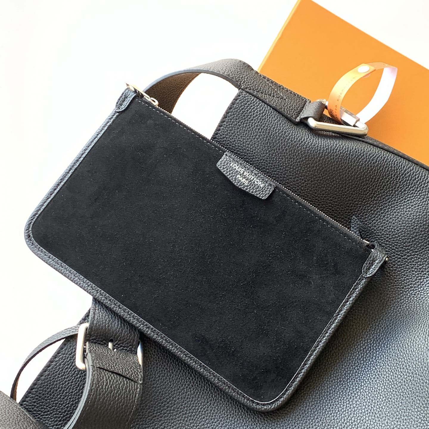 Louis Vuitton Verso Hobo H38      M27022 - DopestKickz