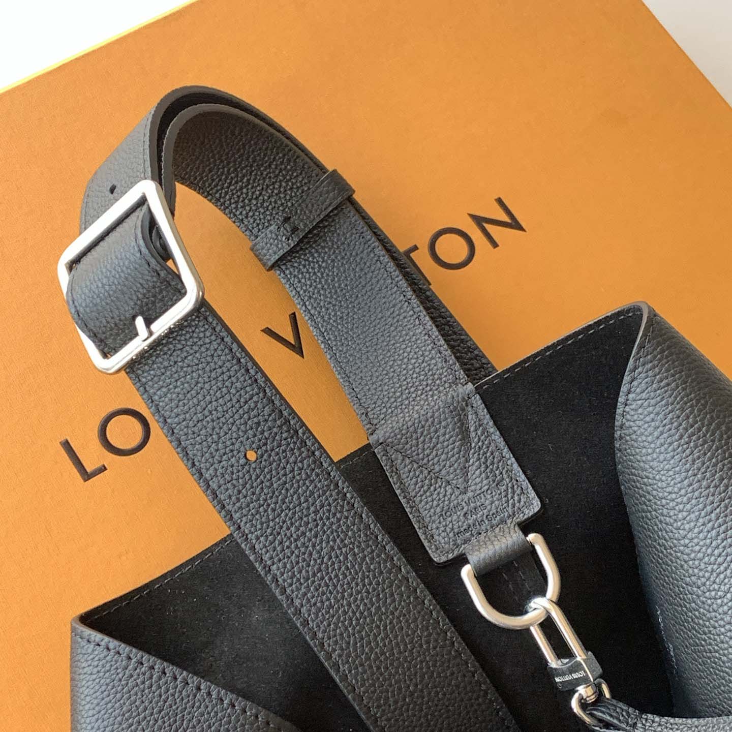 Louis Vuitton Verso Hobo H38      M27022 - DopestKickz