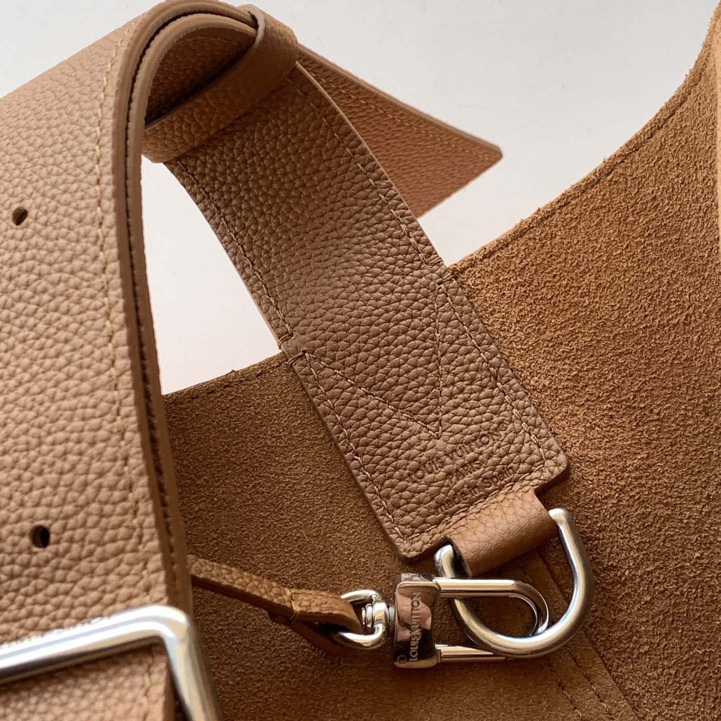 Louis Vuitton Verso Hobo H38      M26745 - DopestKickz