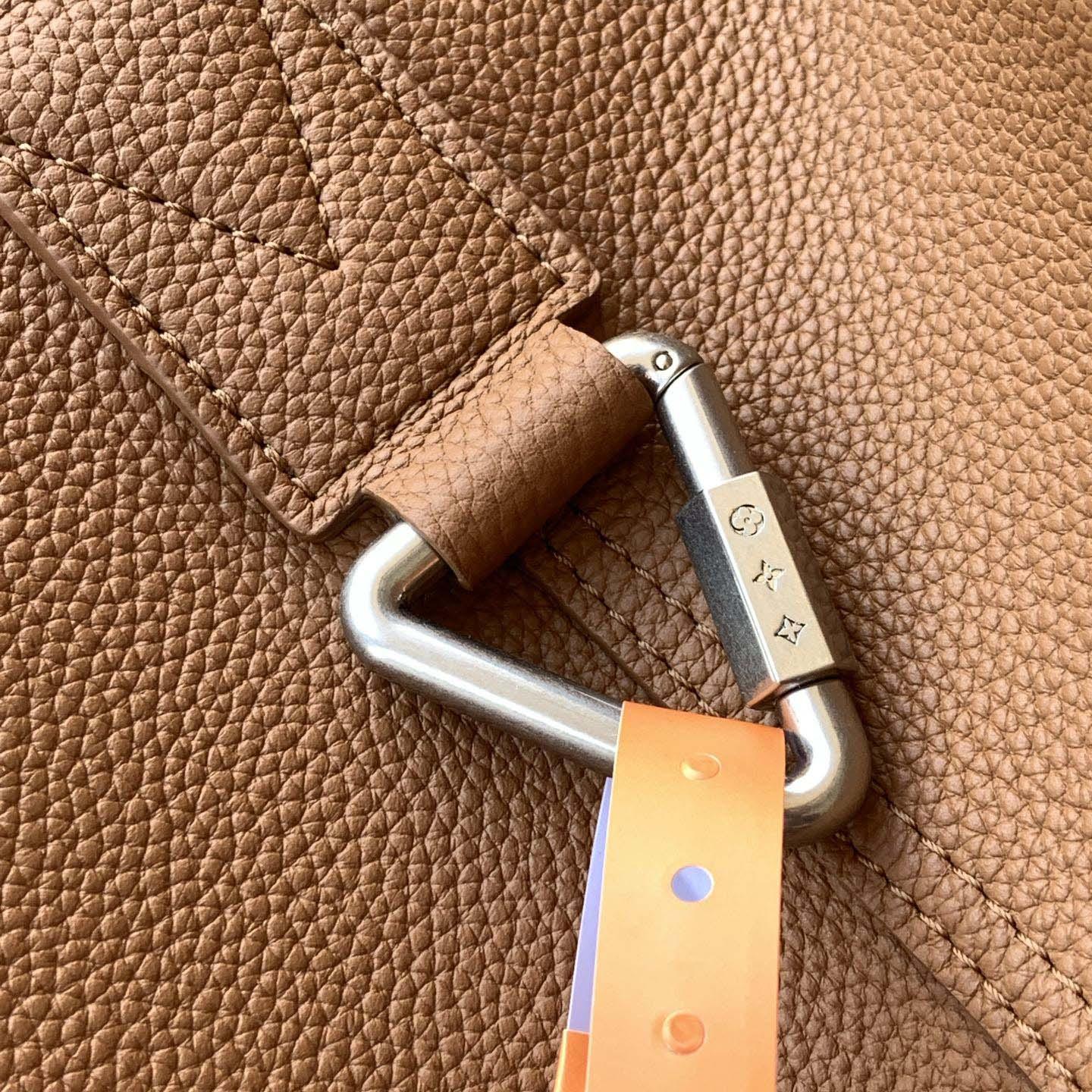 Louis Vuitton Verso Hobo H38      M26745 - DopestKickz