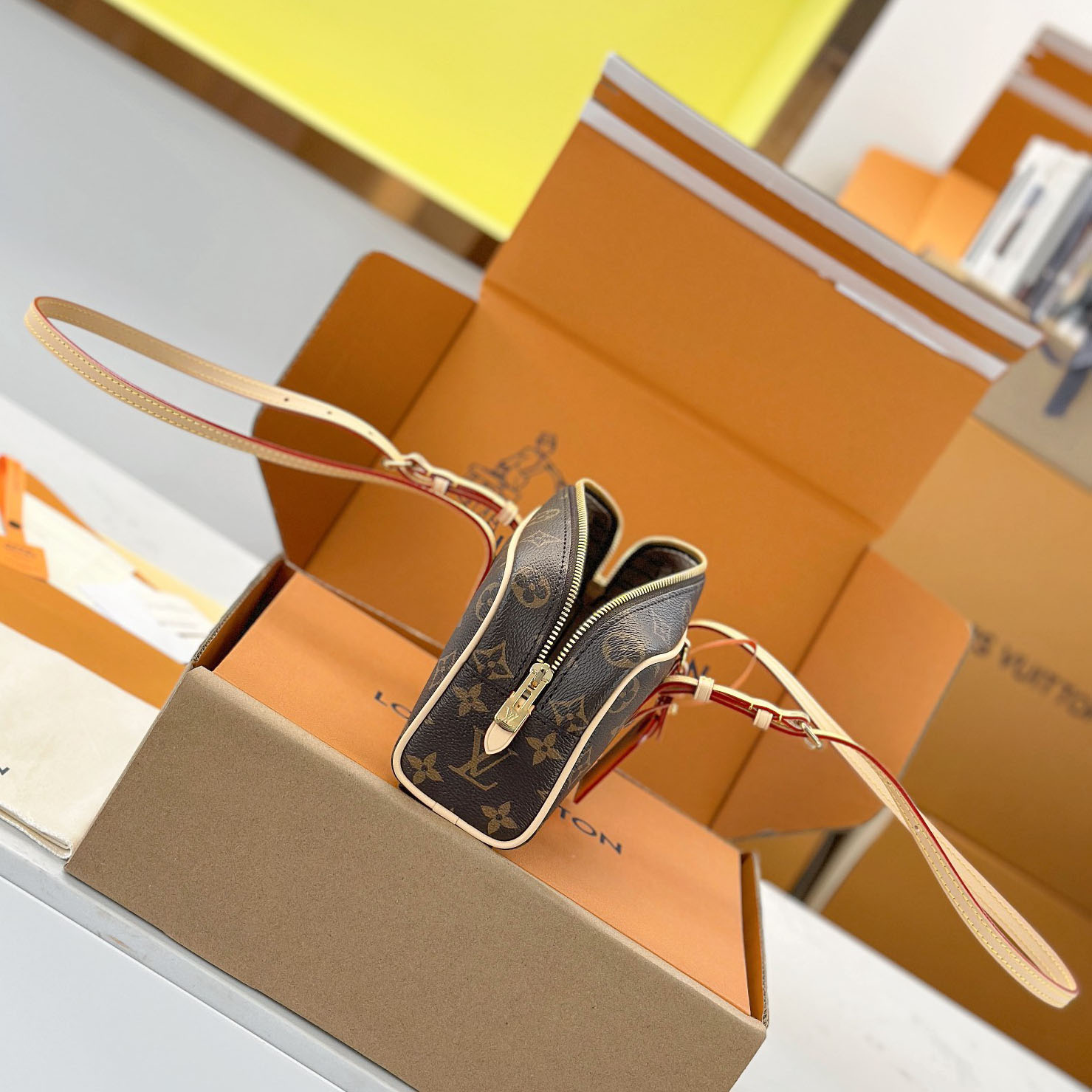 Louis Vuitton Hang On M47031 - DopestKickz