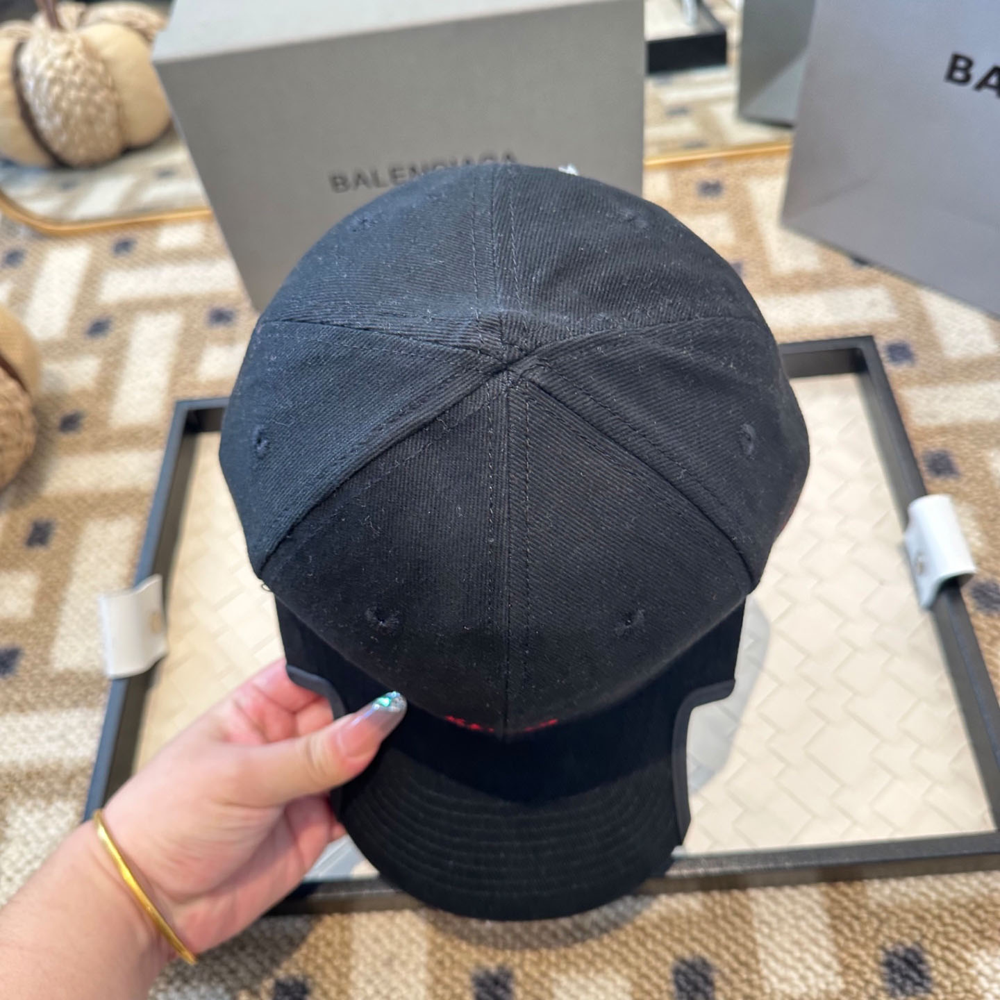 Balenciaga Laurel Classic Cap in Faded Black/red - DopestKickz
