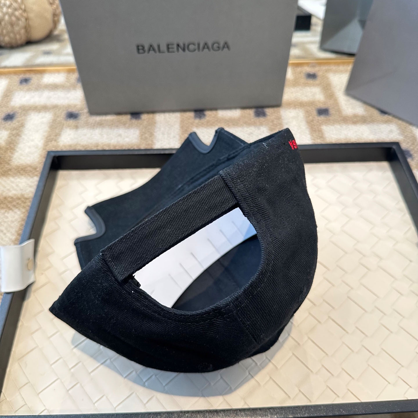 Balenciaga Laurel Classic Cap in Faded Black/red - DopestKickz