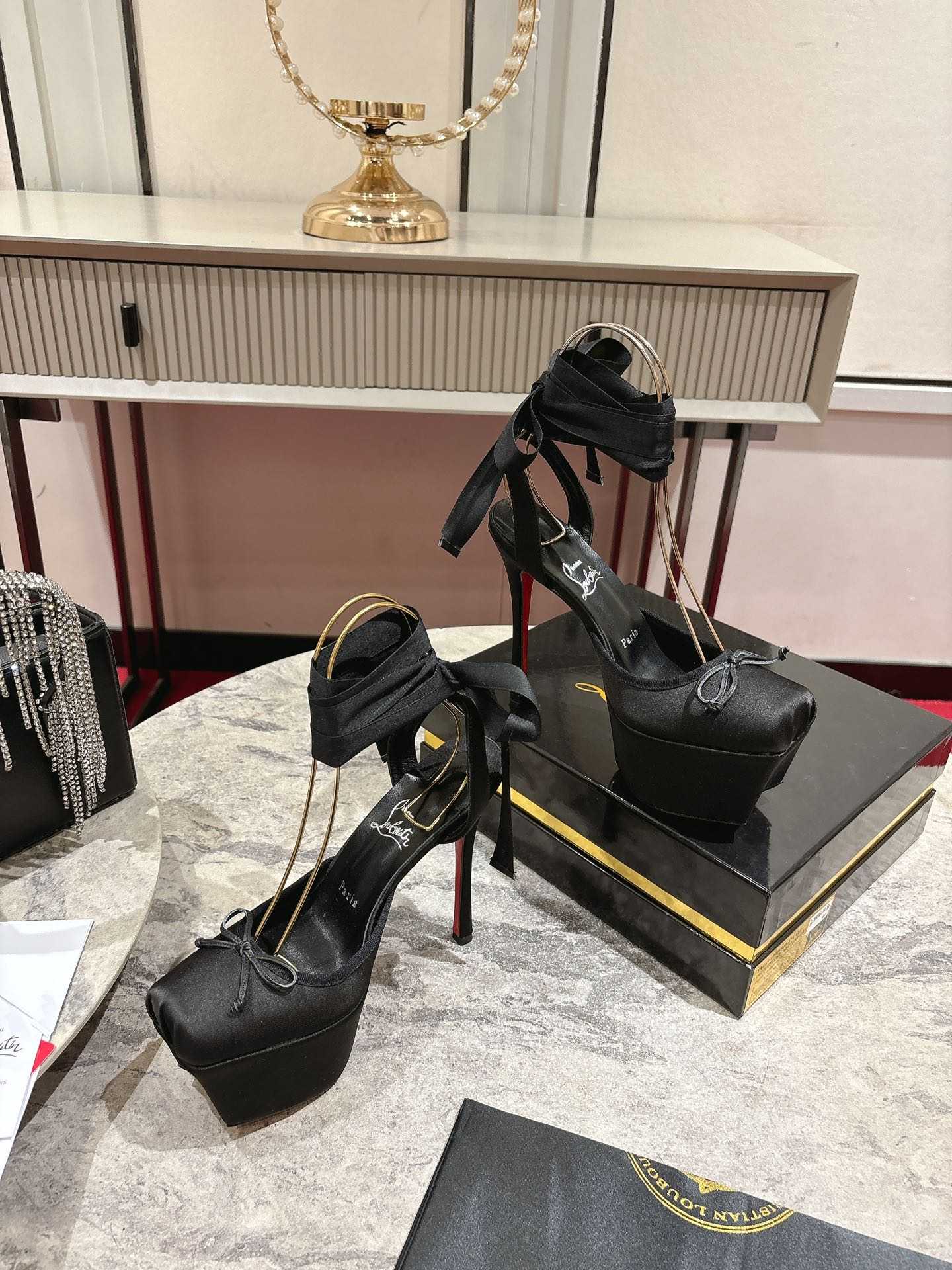 Christian Louboutin Cassia Lace Up Alta - DopestKickz