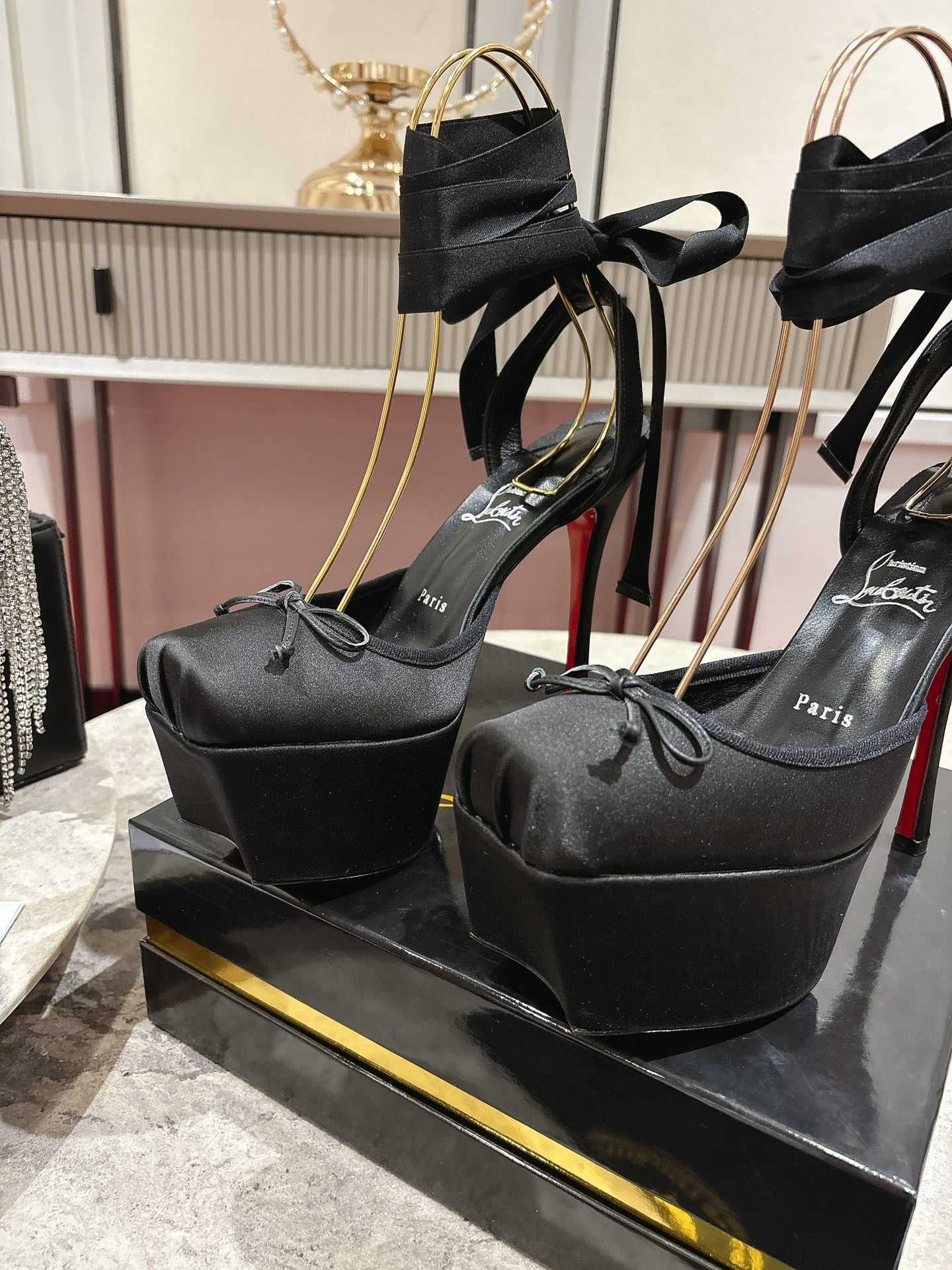 Christian Louboutin Cassia Lace Up Alta - DopestKickz