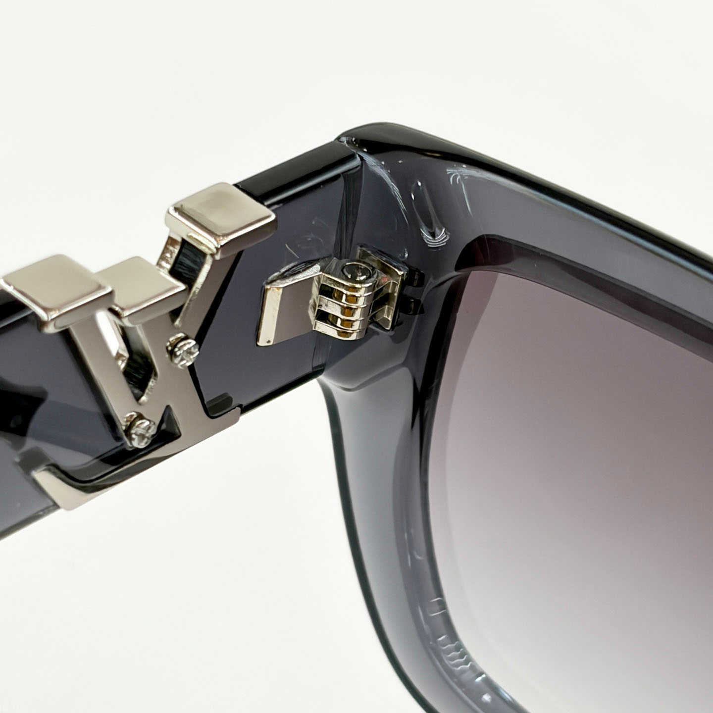 Louis Vuitton Sunglasses   Z2872U - DopestKickz