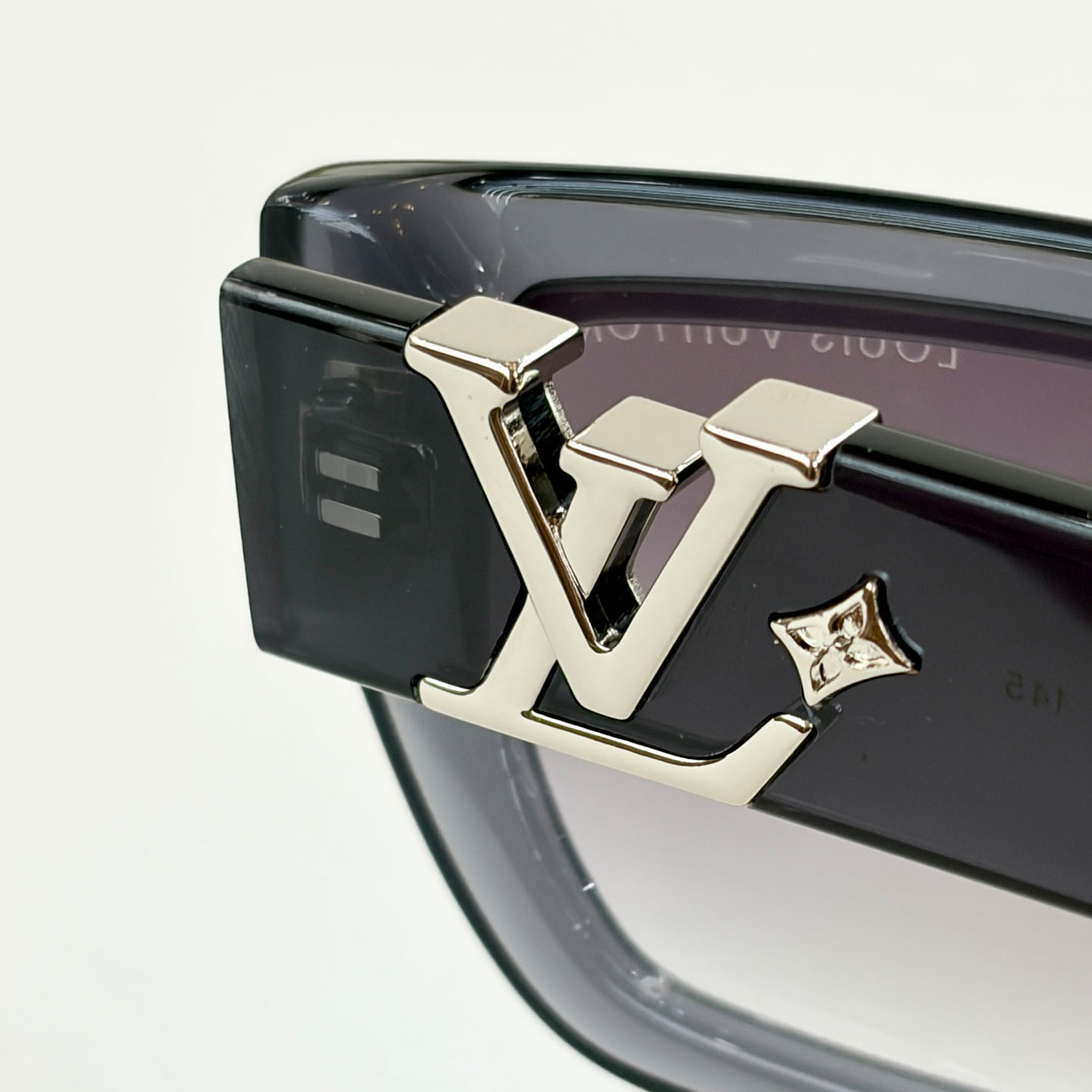 Louis Vuitton Sunglasses   Z2872U - DopestKickz