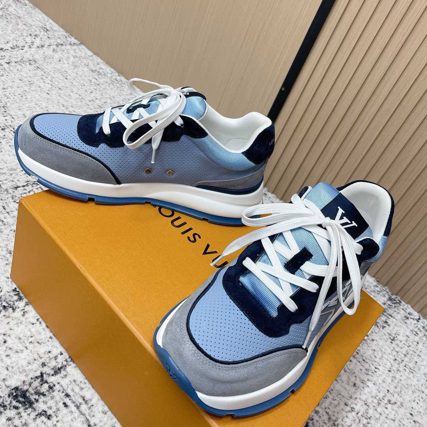 Louis Vuitton LV Classic Sneaker 1AIOJF - DopestKickz