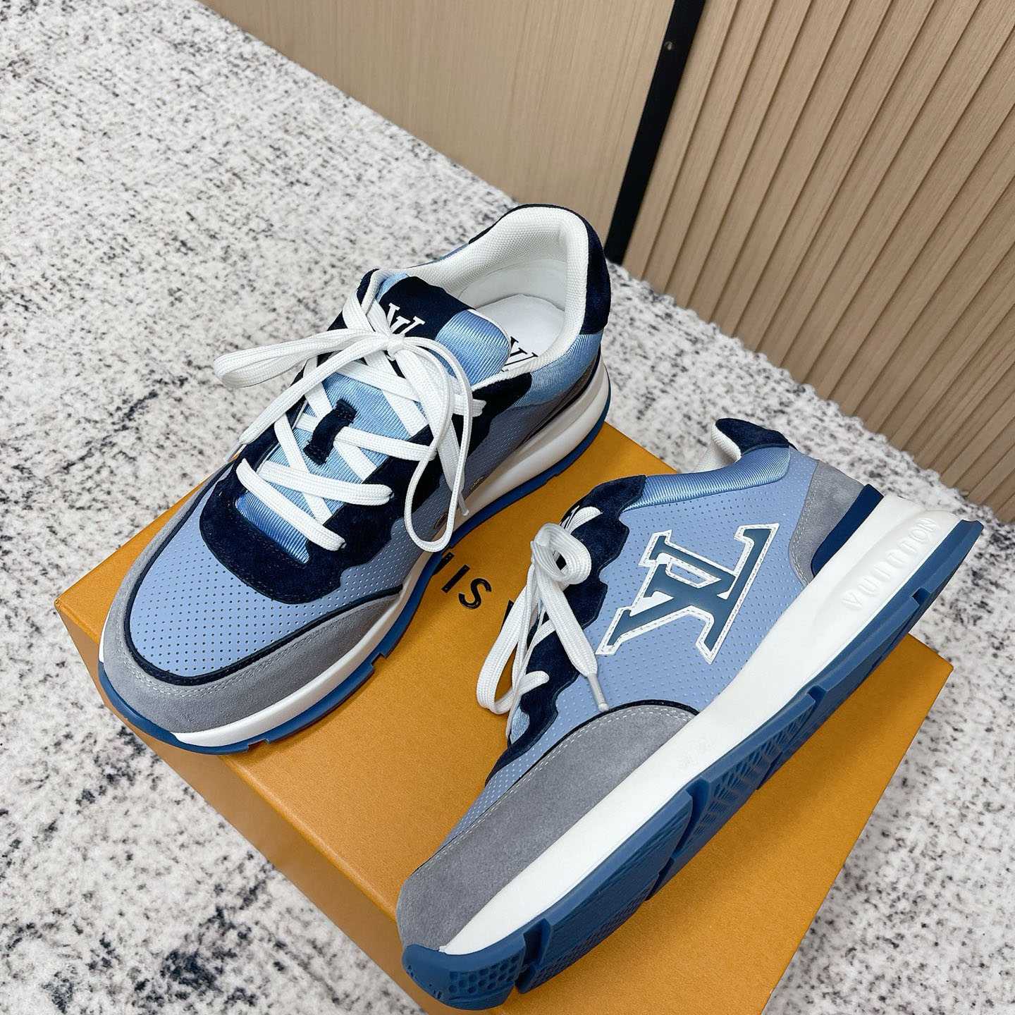 Louis Vuitton LV Classic Sneaker 1AIOJF - DopestKickz