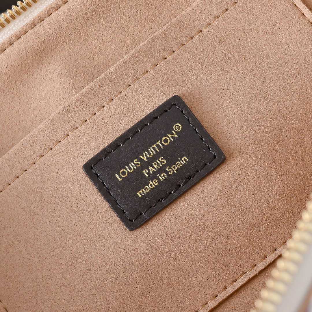 Louis Vuitton Squire East West M29185 - DopestKickz