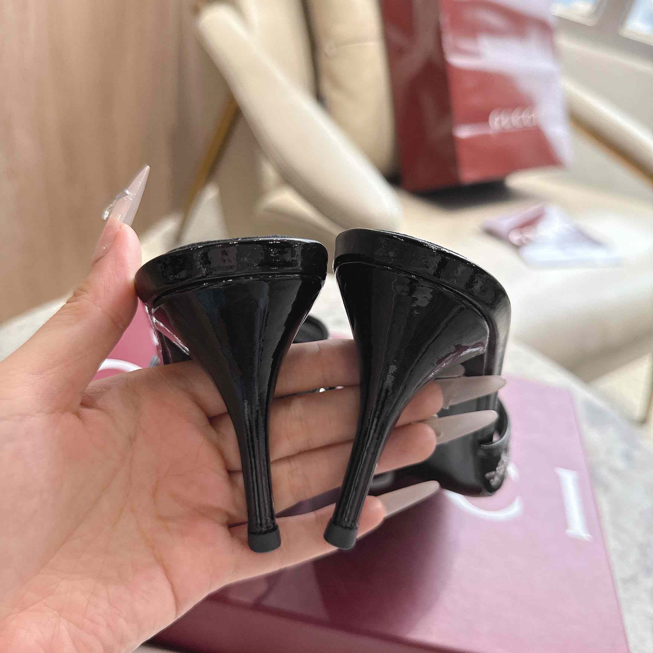 Gucci Women's crystal slide sandal - DopestKickz