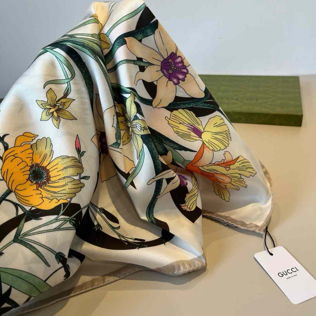 Gucci Floral Print Silk Carré Silk - DopestKickz