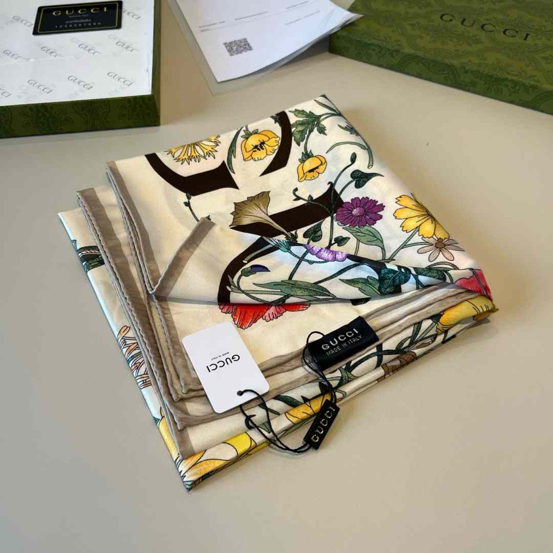 Gucci Floral Print Silk Carré Silk - DopestKickz