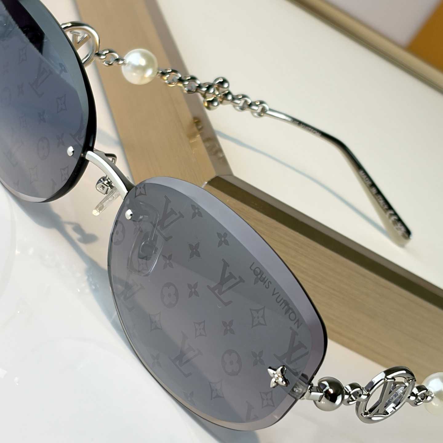 Louis Vuitton Z3166U Sunglasses    - DopestKickz