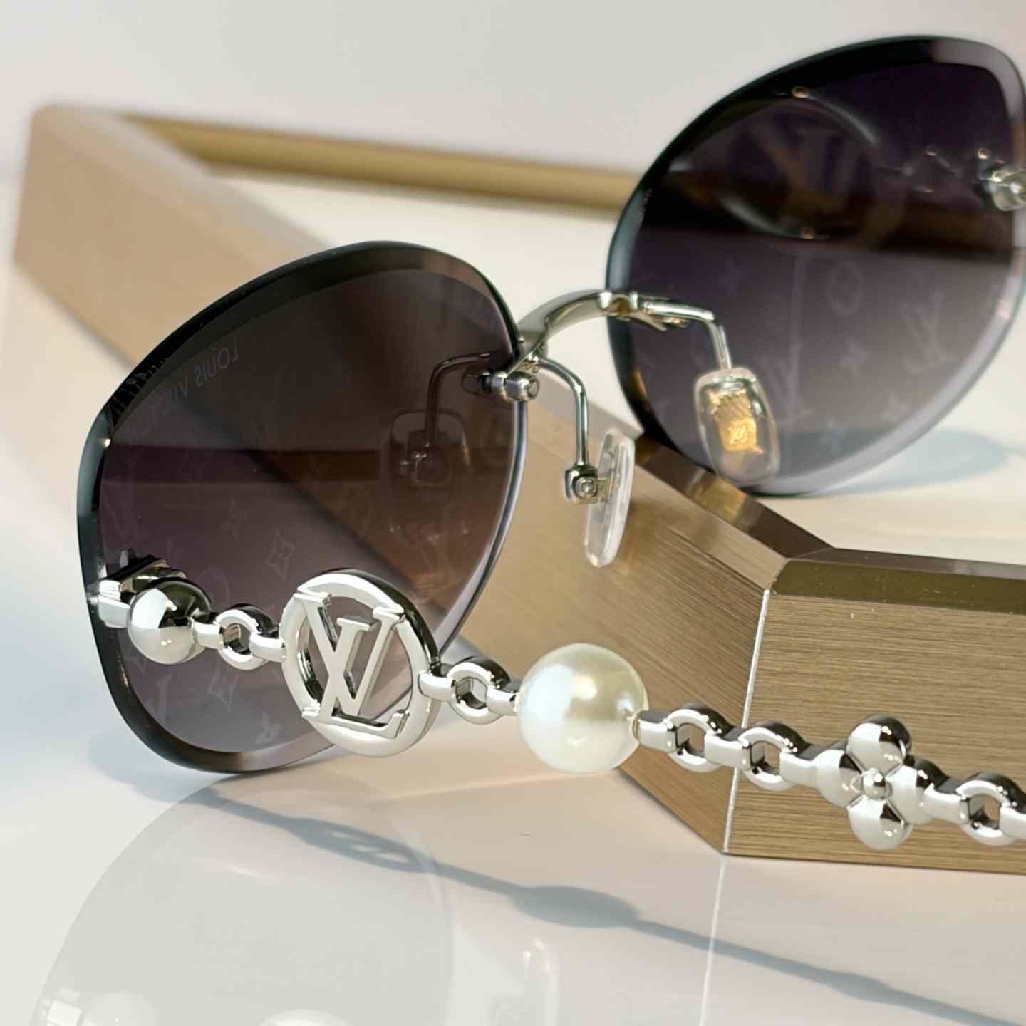 Louis Vuitton Z3166U Sunglasses    - DopestKickz