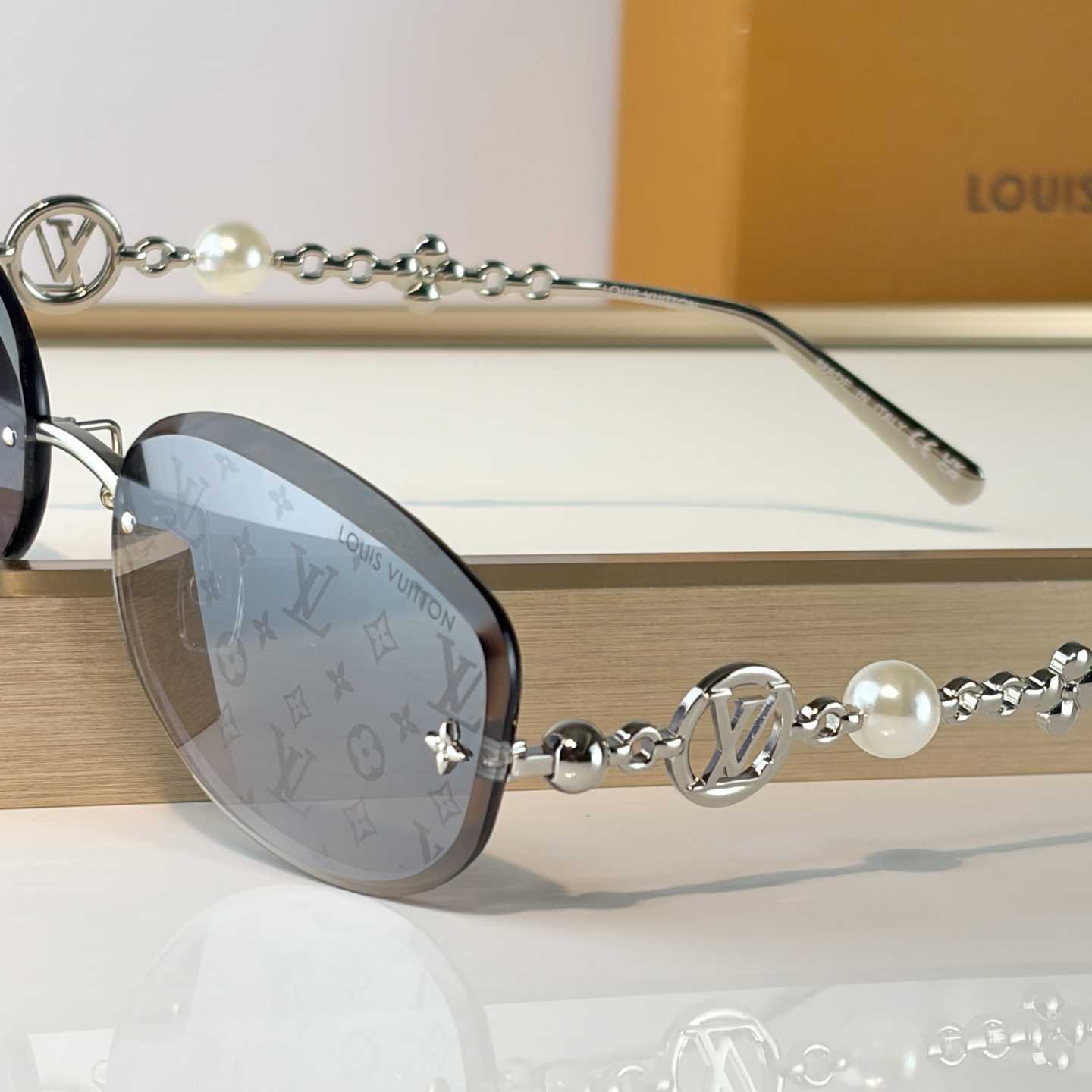 Louis Vuitton Z3166U Sunglasses    - DopestKickz