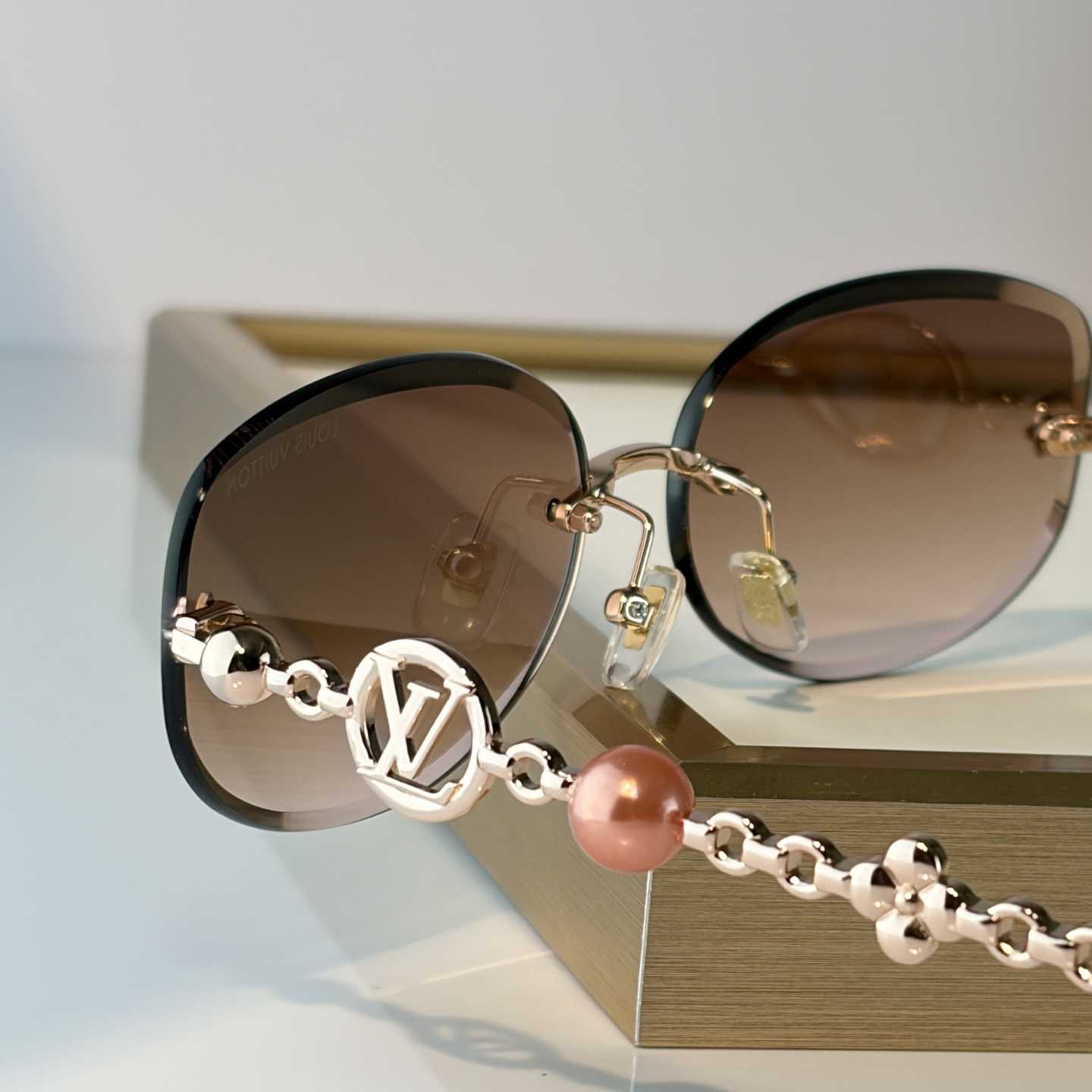Louis Vuitton Z3166U Sunglasses    - DopestKickz