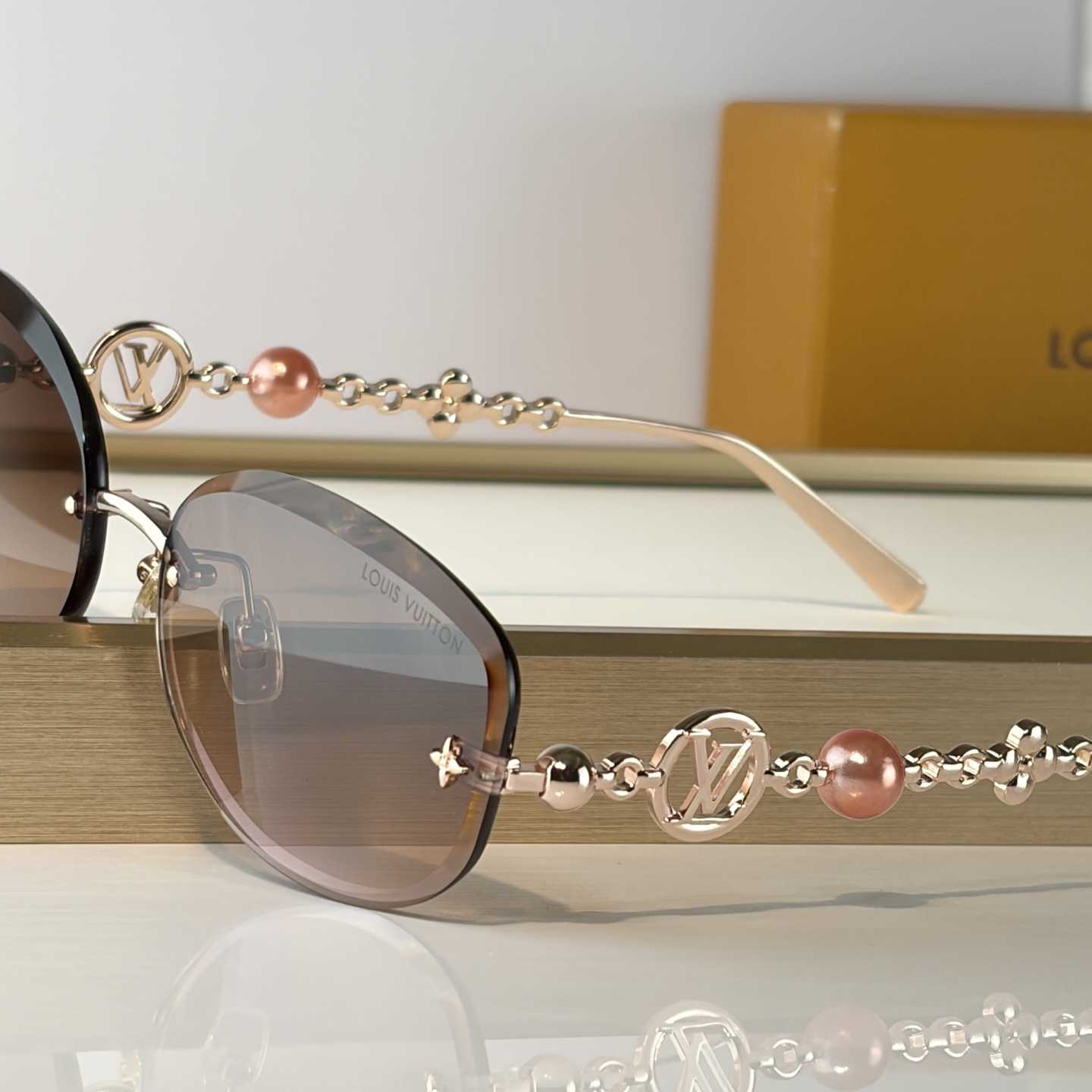 Louis Vuitton Z3166U Sunglasses    - DopestKickz