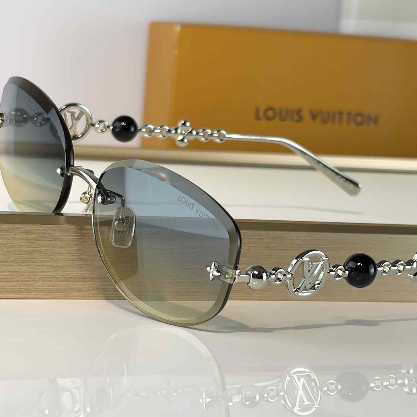 Louis Vuitton Z3166U Sunglasses    - DopestKickz