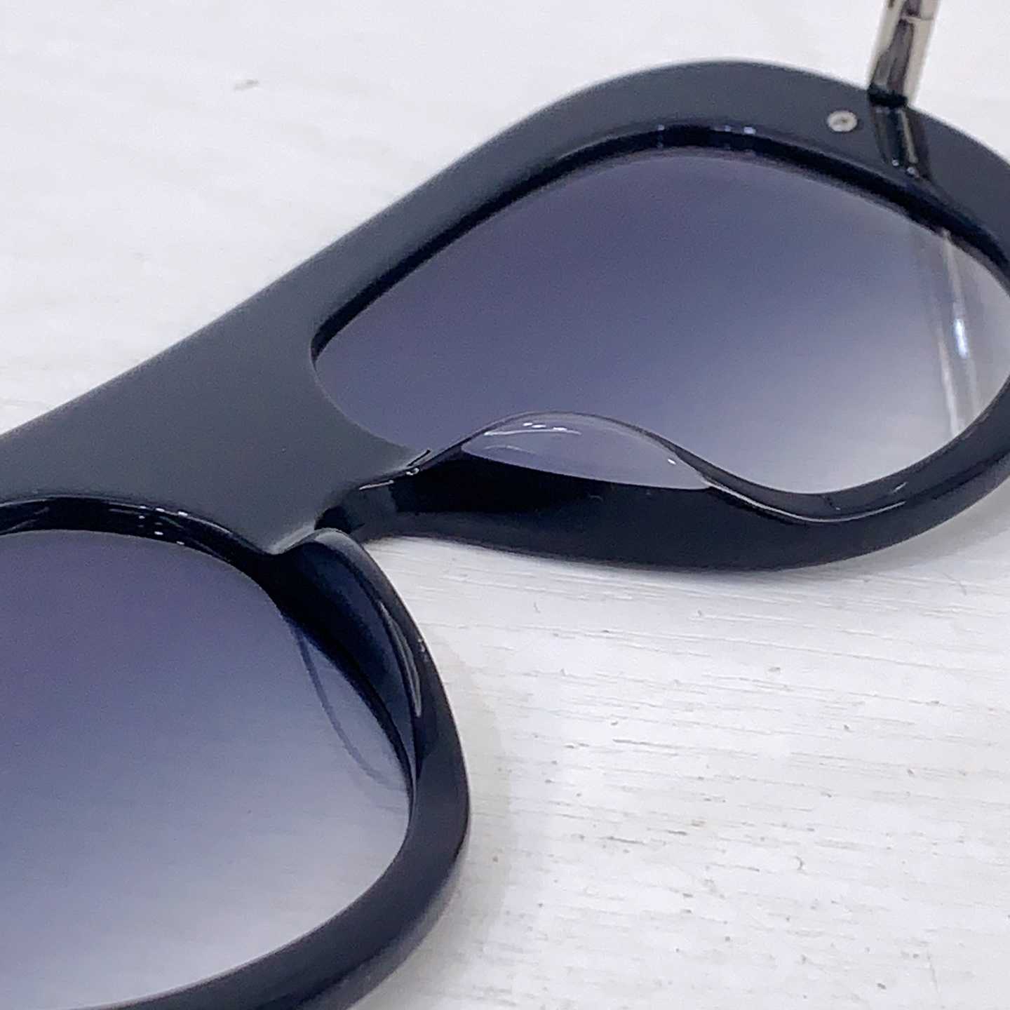 Loewe LW40186I Sunglasses  - DopestKickz