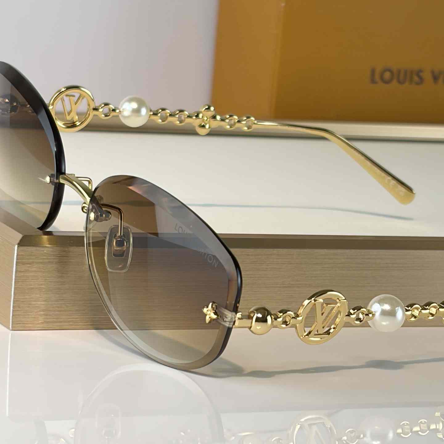 Louis Vuitton Z3166U Sunglasses    - DopestKickz