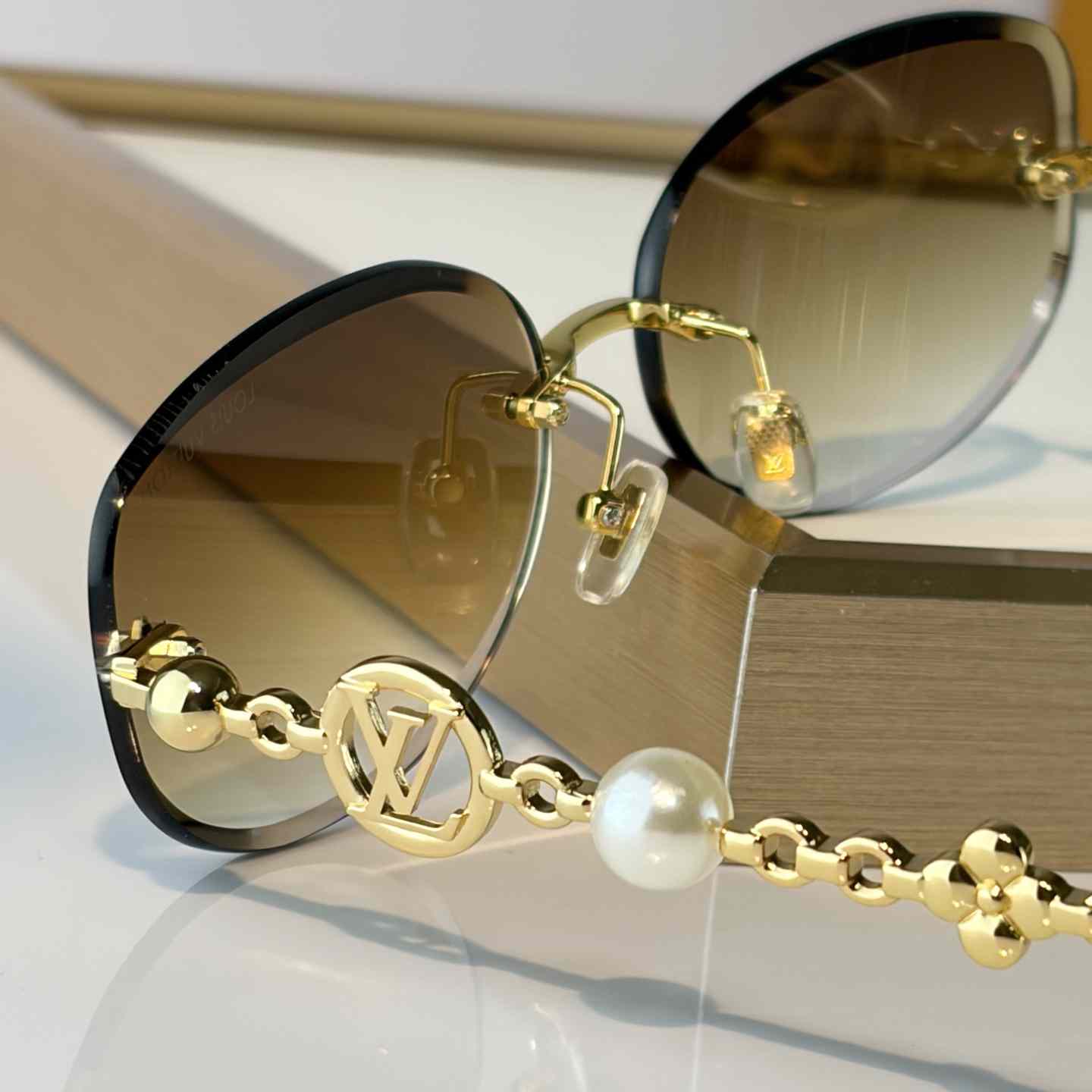 Louis Vuitton Z3166U Sunglasses    - DopestKickz