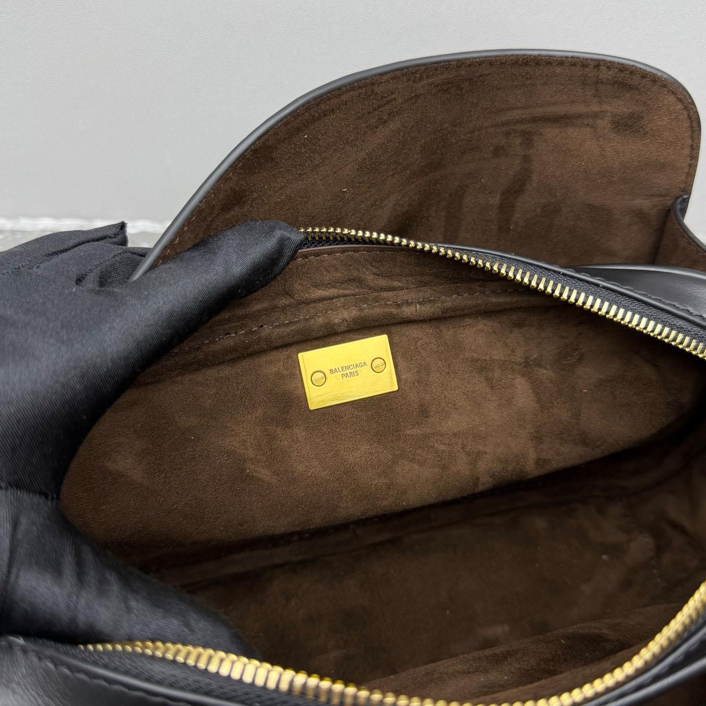 Balenciaga  Le 7 Shoulder Bag Medium In Black - DopestKickz